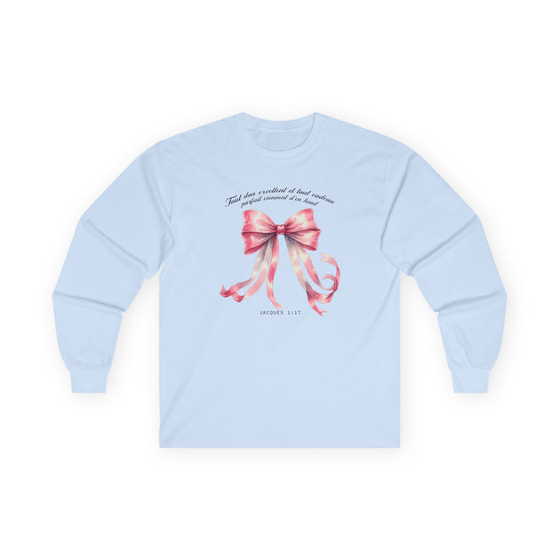 T-shirt bleu clair à manches longues avec un nœud rose et le texte Jacques 1:17 imprimés.