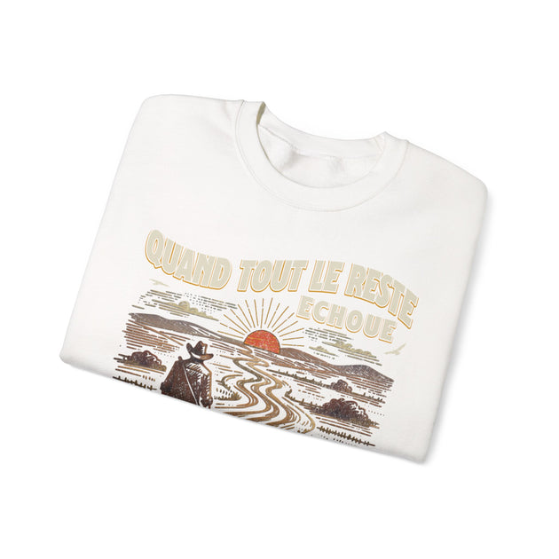 Sweat-shirt blanc plié avec une illustration de cowboy face au soleil et le texte en français.
