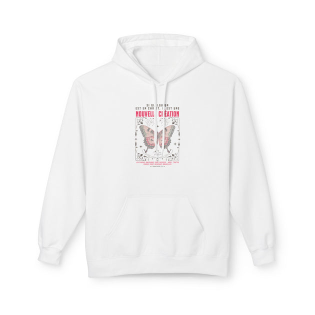 Sweat à capuche blanc pour femme avec un motif de papillon et un texte religieux sur la poitrine.