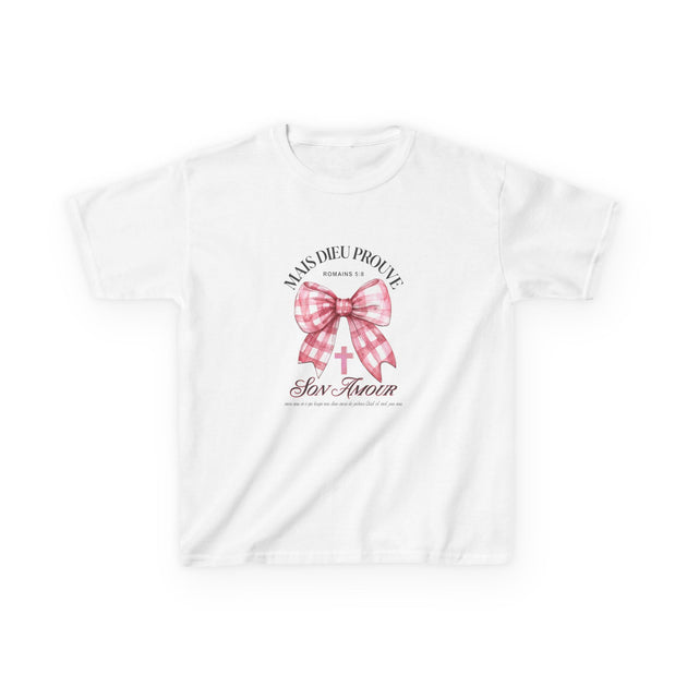 T-shirt blanc pour enfant orné d'un nœud rose à carreaux, d'une croix et du texte religieux.