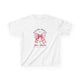 T-shirt blanc pour enfant orné d'un nœud rose à carreaux, d'une croix et du texte religieux.