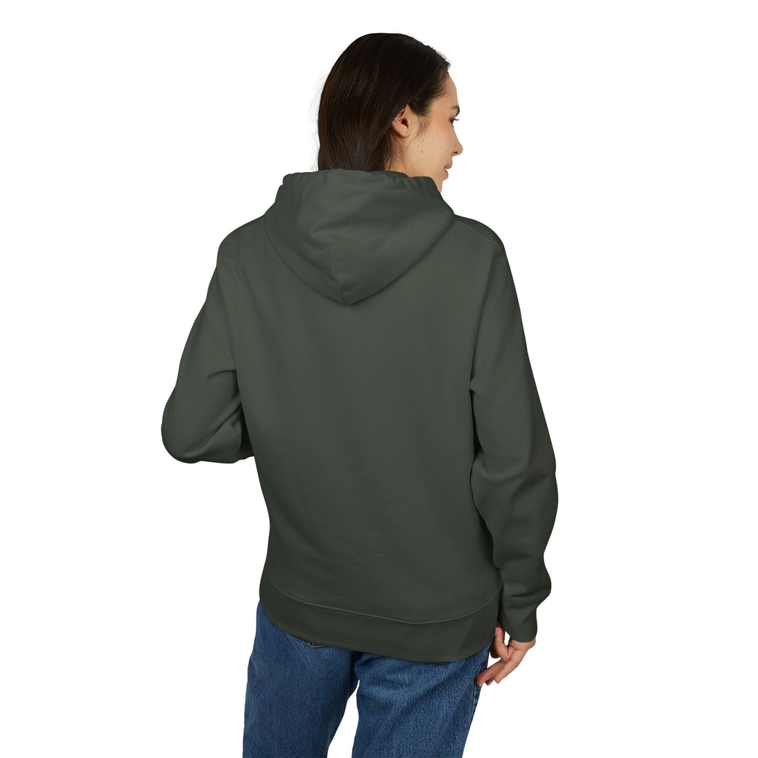 Une femme porte un sweat à capuche vert foncé uni vu de dos.