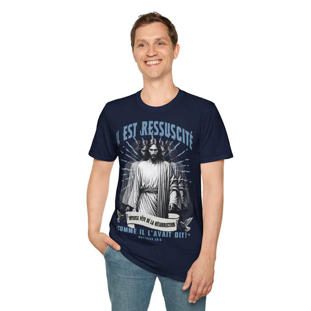 Un homme porte un t-shirt bleu marine illustré de Jésus et du texte Il est ressuscité.