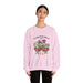 Une femme porte un sweatshirt rose pâle orné d'un motif floral et du texte L'Amour de Dieu.