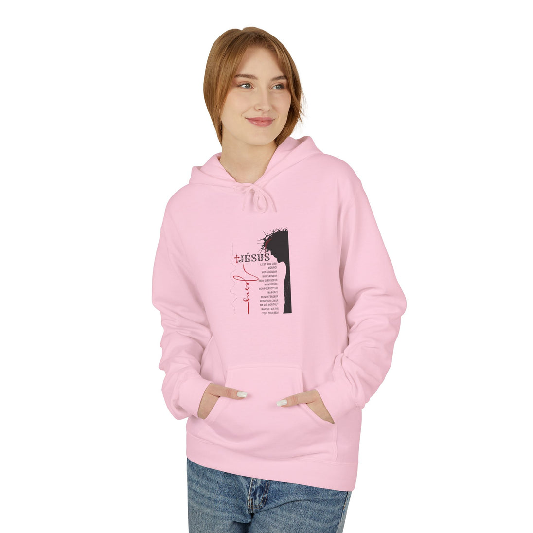 Une femme porte un sweat à capuche rose avec une illustration religieuse sur la poitrine.