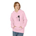 Une femme porte un sweat à capuche rose avec une illustration religieuse sur la poitrine.
