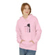 Une femme porte un sweat à capuche rose avec une illustration religieuse sur la poitrine.