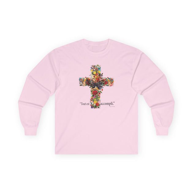 T-shirt rose à manches longues avec une croix florale et l'inscription Tout est accompli.