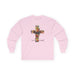 T-shirt rose à manches longues avec une croix florale et l'inscription Tout est accompli.