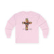 T-shirt rose à manches longues avec une croix florale et l'inscription Tout est accompli.