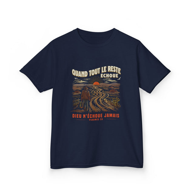 T-shirt bleu marine pour enfant avec une illustration rétro d'un voyageur et un message religieux.