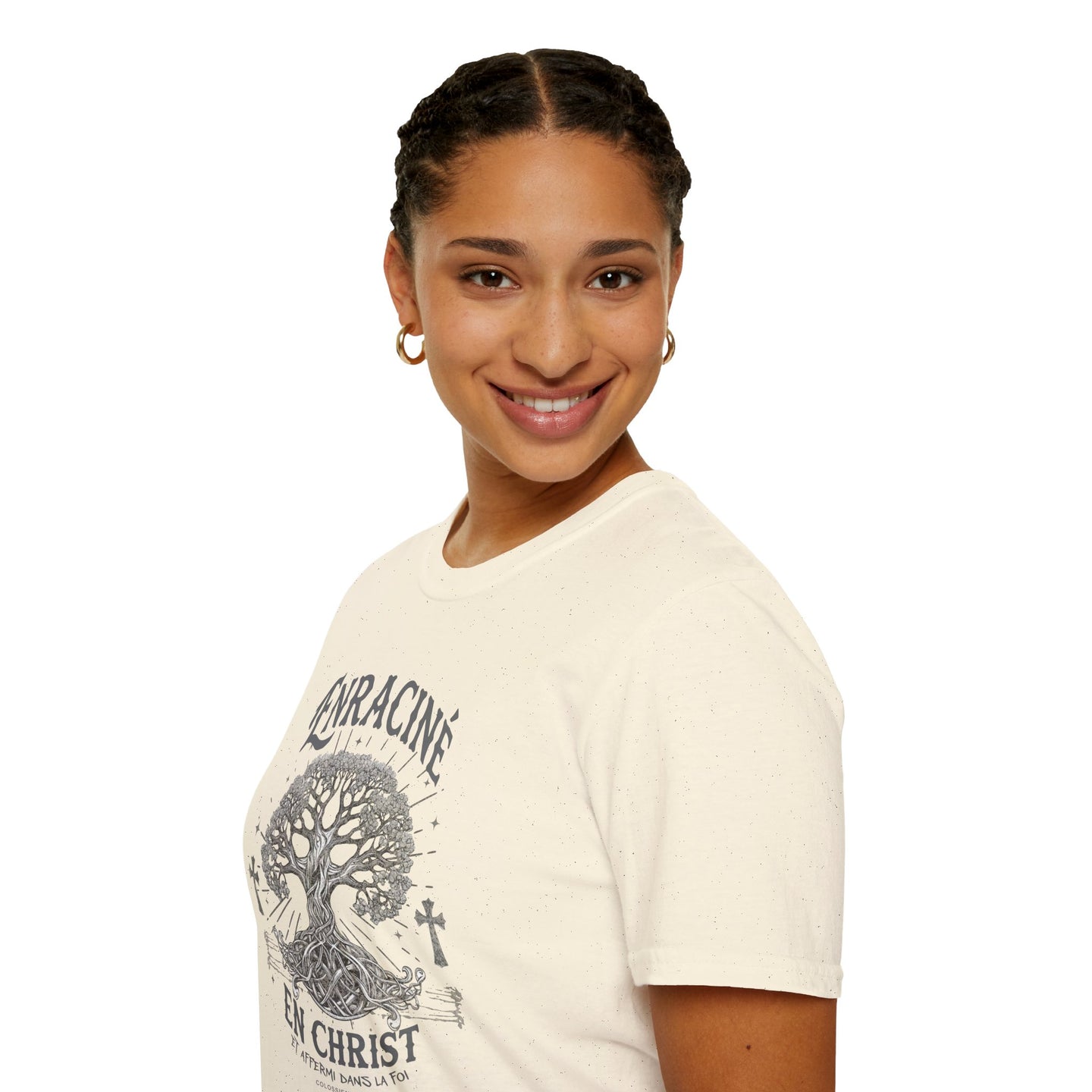 Une femme porte un t-shirt beige en coton avec une illustration d'arbre et le texte Enraciné en Christ.