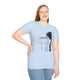Une femme porte un t-shirt bleu clair avec une illustration de Jésus et des inscriptions en français.