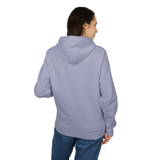 Une femme porte un sweat à capuche uni de couleur lilas vu de dos.