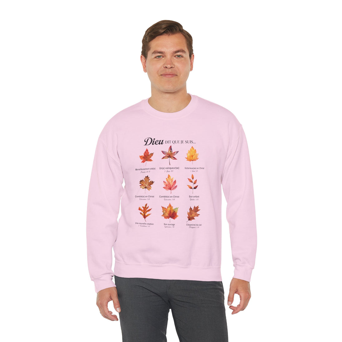 Un homme porte un sweatshirt rose pâle orné d'un motif de feuilles et de textes bibliques.
