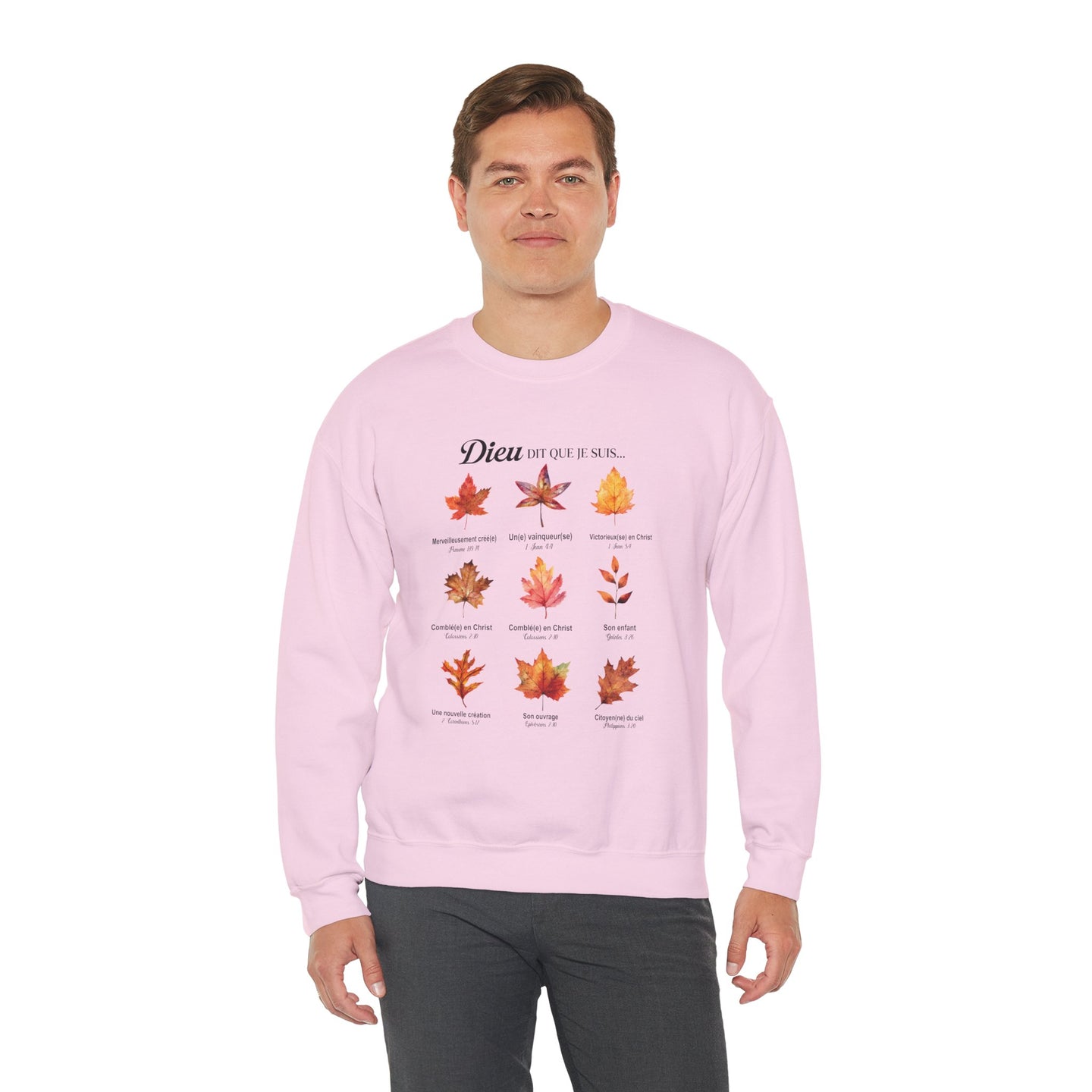 Un homme porte un sweatshirt rose pâle orné d'un motif de feuilles et de textes bibliques.