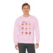 Un homme porte un sweatshirt rose pâle orné d'un motif de feuilles et de textes bibliques.