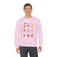 Un homme porte un sweatshirt rose pâle orné d'un motif de feuilles et de textes bibliques.