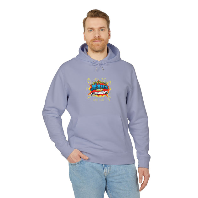 Un homme porte un sweat à capuche bleu clair avec l'inscription Jésus est mon superhéros.