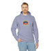 Un homme porte un sweat à capuche bleu clair avec l'inscription Jésus est mon superhéros.