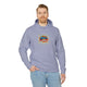 Un homme porte un sweat à capuche bleu clair avec l'inscription Jésus est mon superhéros.