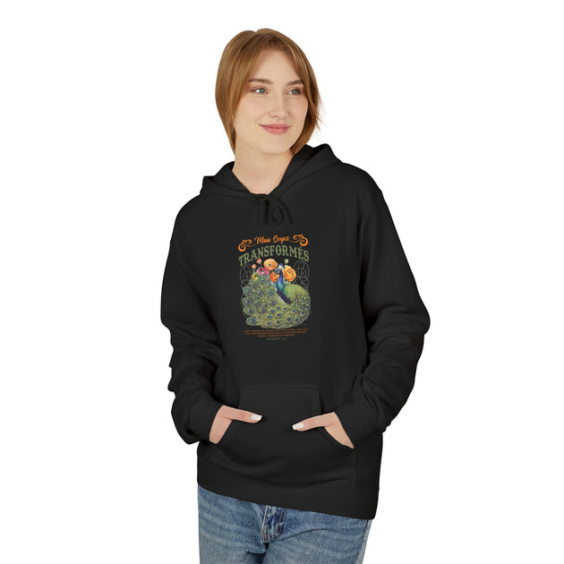 Une femme porte un sweat à capuche noir avec un motif de paon et un texte religieux.