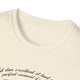 T-shirt femme en coton chiné crème avec une inscription calligraphiée noire sur la poitrine.