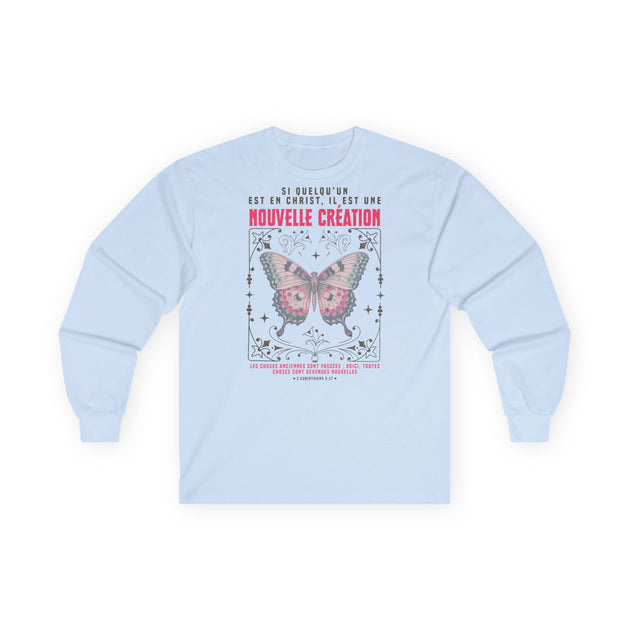 T-shirt bleu clair à manches longues avec un papillon et un texte religieux imprimé au centre.
