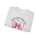 Sweat-shirt gris chiné avec un nœud rose à carreaux et l'inscription Mais Dieu prouve Romains 5:8.