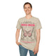 Un homme porte un t-shirt beige avec un papillon et le verset biblique 2 Corinthiens 5:17.