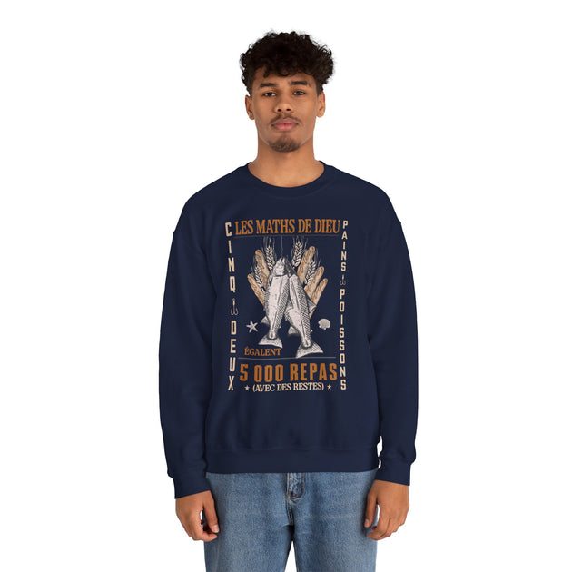 Un homme porte un sweat-shirt bleu marine avec une illustration de pains et de poissons.