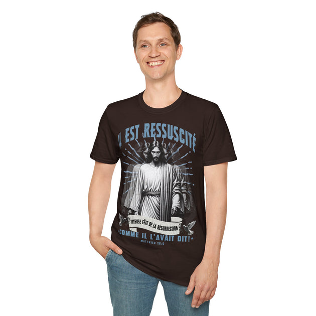 Un homme porte un t-shirt marron avec une illustration de Jésus et le texte Il est ressuscité.