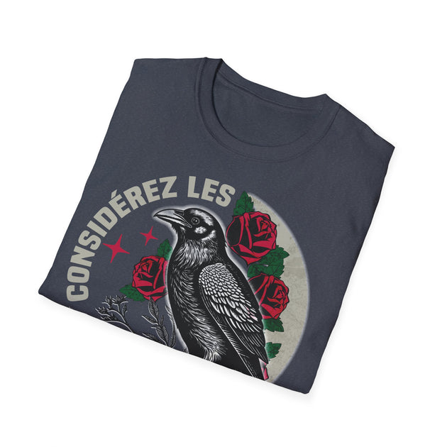 T-shirt gris foncé plié avec une illustration de corbeau et de roses et le texte Considérez les.
