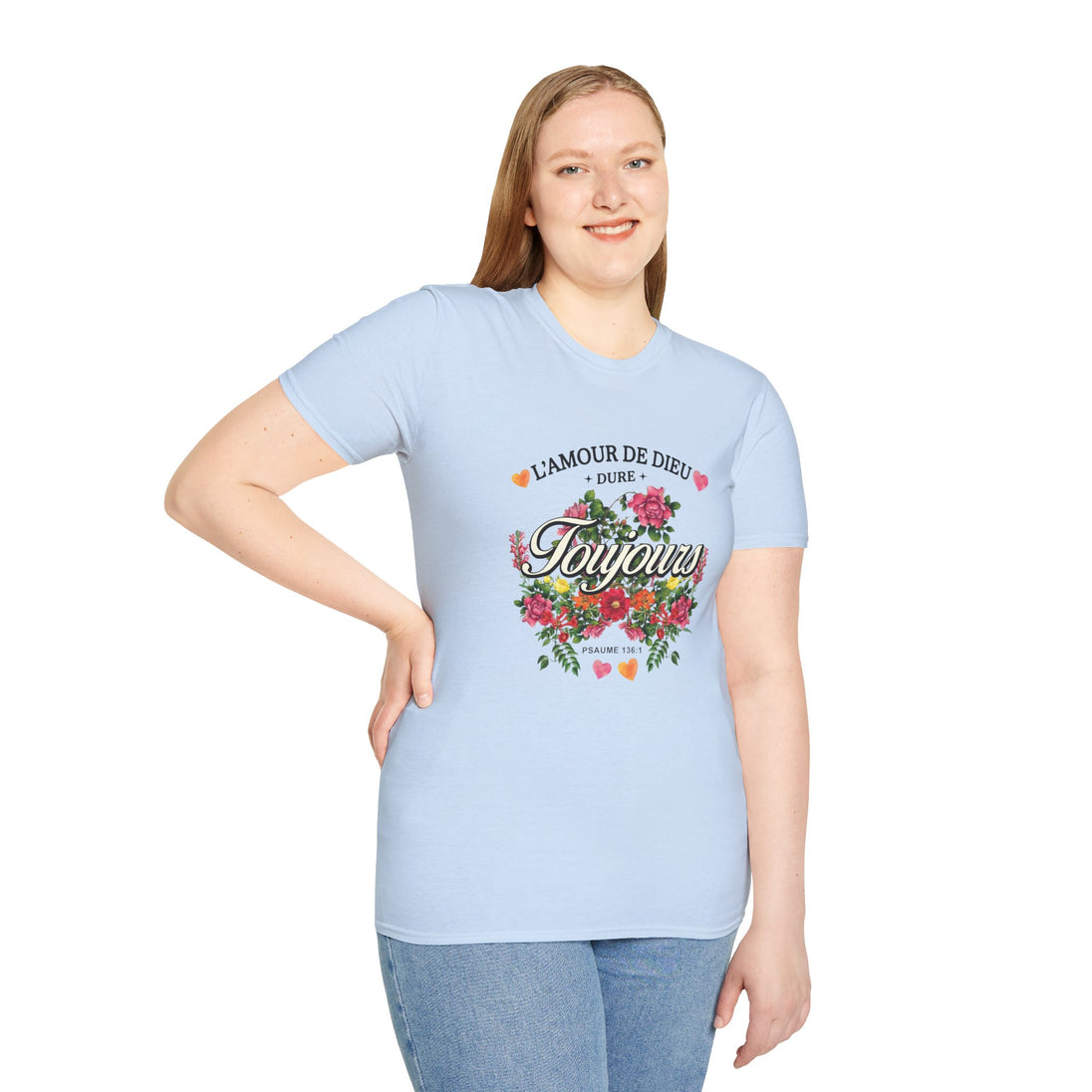 Une femme porte un t-shirt bleu clair orné d'un motif floral et du texte L'amour de Dieu dure toujours.