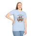 Une femme porte un t-shirt bleu clair orné d'un motif floral et du texte L'amour de Dieu dure toujours.