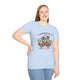 Une femme porte un t-shirt bleu clair orné d'un motif floral et du texte L'amour de Dieu dure toujours.