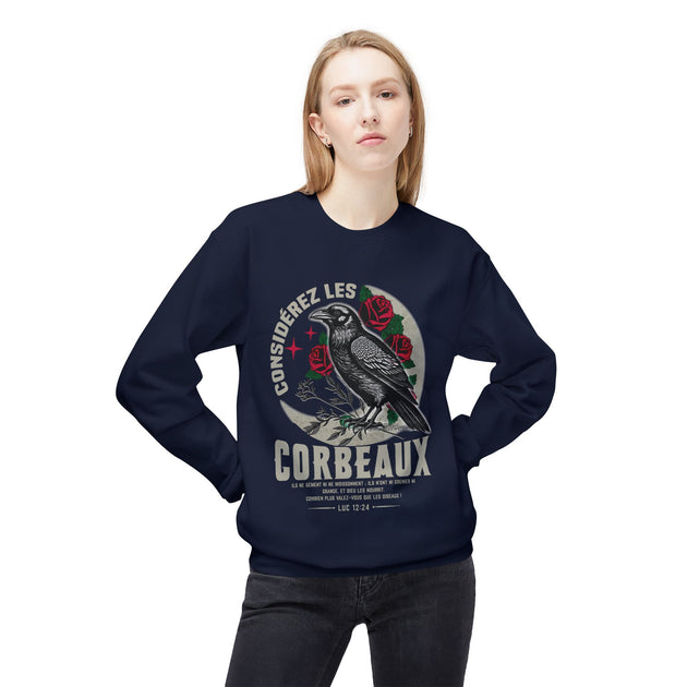 Sweatshirt bleu marine pour femme avec une illustration de corbeau et roses et un texte biblique.