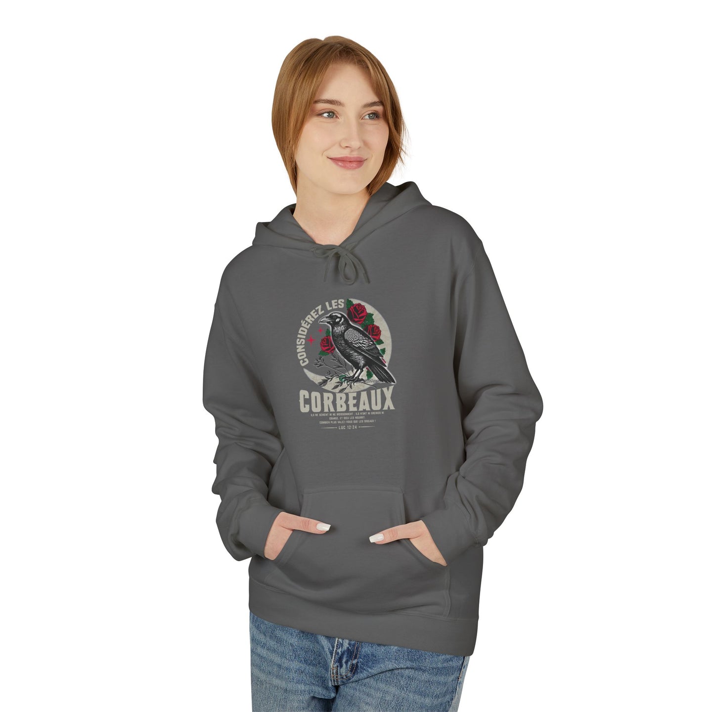 Une femme porte un sweat à capuche gris foncé orné d'un motif de corbeau et de roses.
