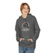 Une femme porte un sweat à capuche gris foncé orné d'un motif de corbeau et de roses.