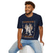 Un homme porte un t-shirt bleu marine avec une illustration chrétienne sur le thème de la multiplication.