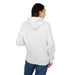 Une femme porte un sweat à capuche blanc uni en coton biologique vu de dos.