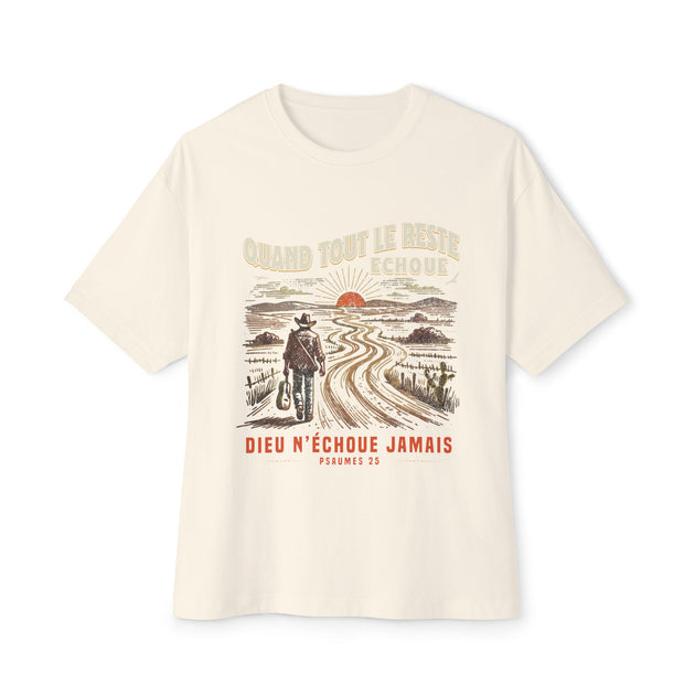 T-shirt beige oversize avec une illustration de voyageur et le texte Quand tout le reste échoue.