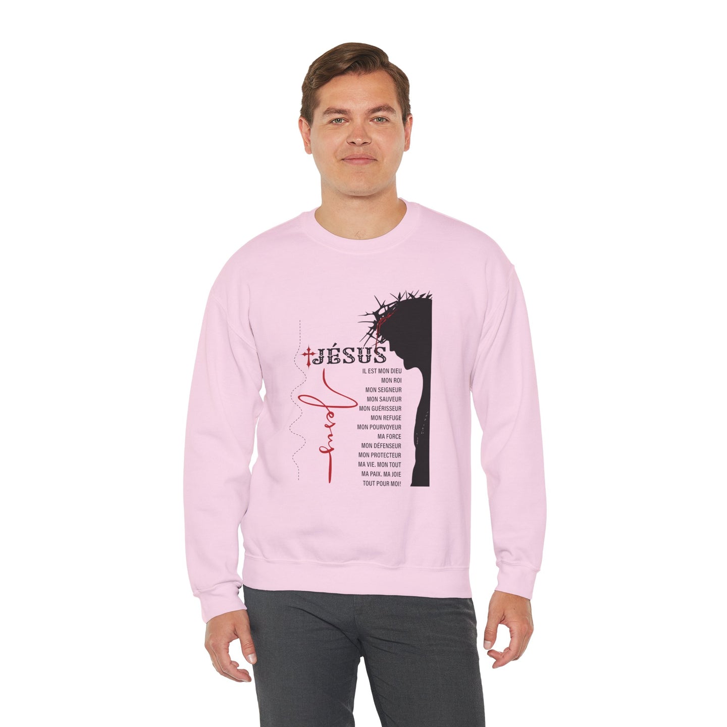 Un homme porte un sweat-shirt rose avec une illustration religieuse et du texte en français.