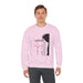 Un homme porte un sweat-shirt rose avec une illustration religieuse et du texte en français.
