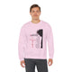 Un homme porte un sweat-shirt rose avec une illustration religieuse et du texte en français.