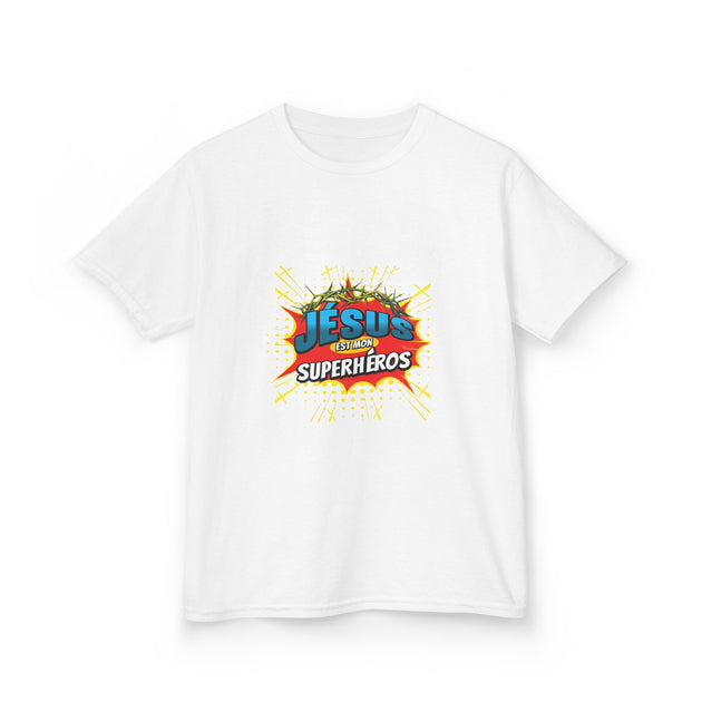 T-shirt blanc pour enfant avec une illustration colorée de style bande dessinée.