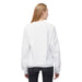 Vue de dos d'une femme portant un sweatshirt blanc à coupe décontractée.