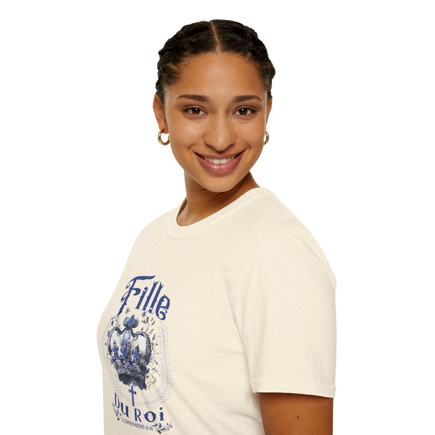 Une femme porte un t-shirt beige avec une couronne bleue et l'inscription Fille du Roi.