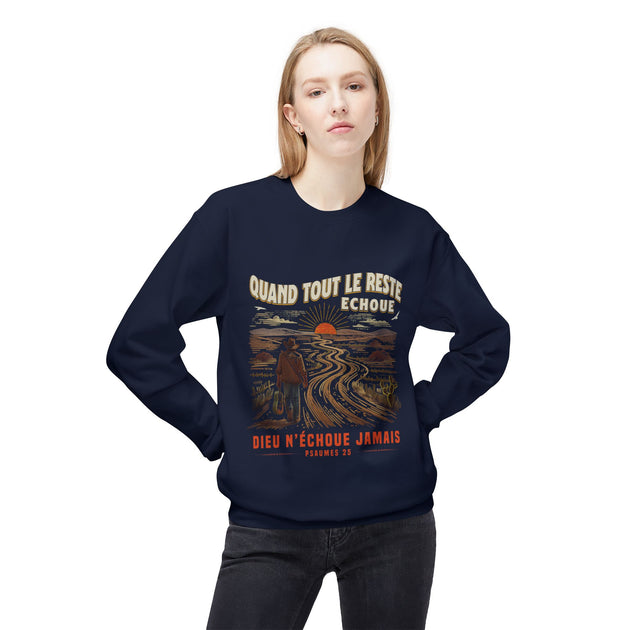 Une femme porte un sweat-shirt bleu marine avec une illustration de désert et un message religieux.