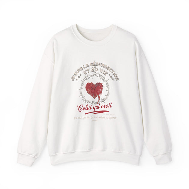 Sweat-shirt blanc pour femme avec un motif de cœur couronné d'épines et un texte religieux.
